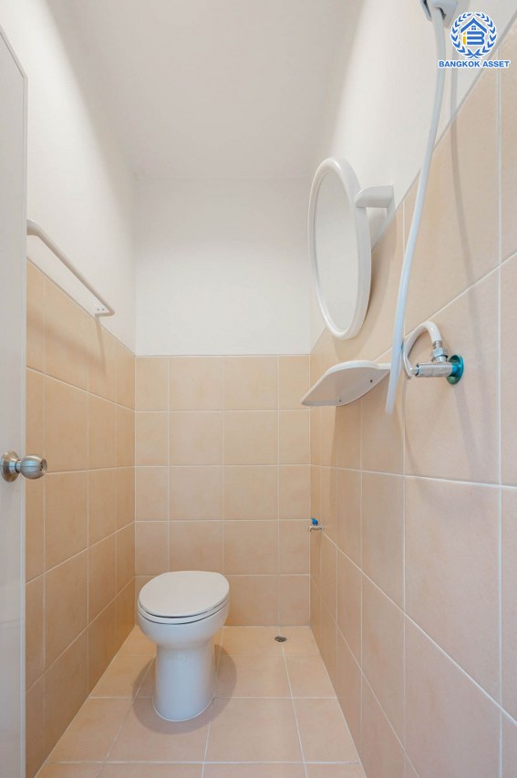 บ้านตกแต่งใหม่ โครงการ มัณฑนา  วัดพระเงิน ตกแต่งหรูหราดีไซน์สุด Classic เนื้อที่ 85.6 ตร.ว ฟังก์ชันจัดเต็ม 3 ห้องนอน 4 ห้องน้ำ 1 ห้องแม่บ้าน จอดรถได้ถึง 2 คัน เชื่อมต่อถนนกาญจนาฯ ใกล้รถไฟฟ้าสายสีม่วง "สถานีสามแยกบางใหญ่" และทางด่วน "ศรีรัช" รายล้อมด้วยสิ่งอำนวยความสะดวกมากมาย